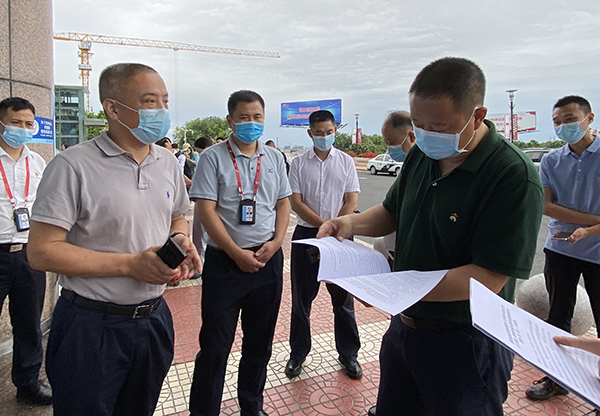 1630996413533335.jpg 省督查組檢查指導(dǎo)綿陽機(jī)場疫情防控工作.jpg