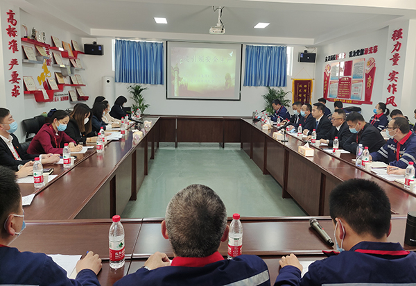 1647246032910165.jpg 第九黨支部召開外場(chǎng)隊(duì)黨小組黨建引領(lǐng)安全生產(chǎn)專題會(huì)議.jpg