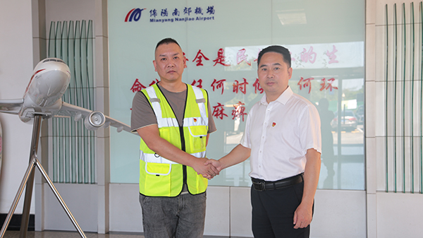 1656576107839722.jpg “七一”慰問(wèn)傳黨情 黨的關(guān)懷暖人心2.jpg