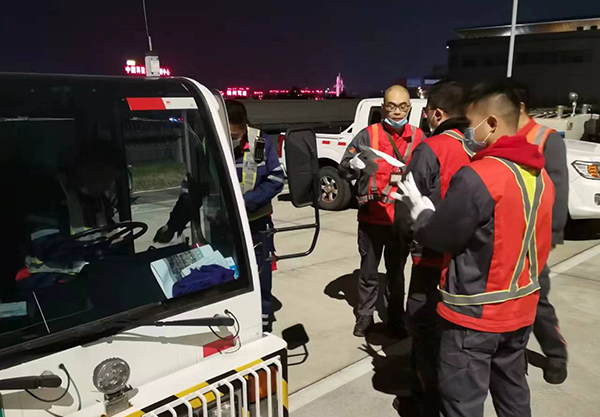 1668062448102863.jpg 機(jī)務(wù)特車(chē)隊(duì)牽移飛機(jī)保障T2順利啟用.jpg