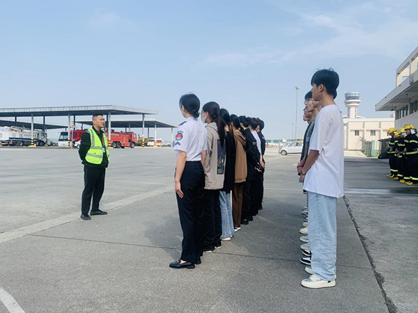 綿陽機場安檢站對閬中機場、民航校  實習(xí)生開展軍訓(xùn).png