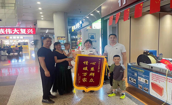 心系群眾，情暖萬(wàn)家—— 綿陽(yáng)機(jī)場(chǎng)安檢站暖心服務(wù)獲錦旗.png