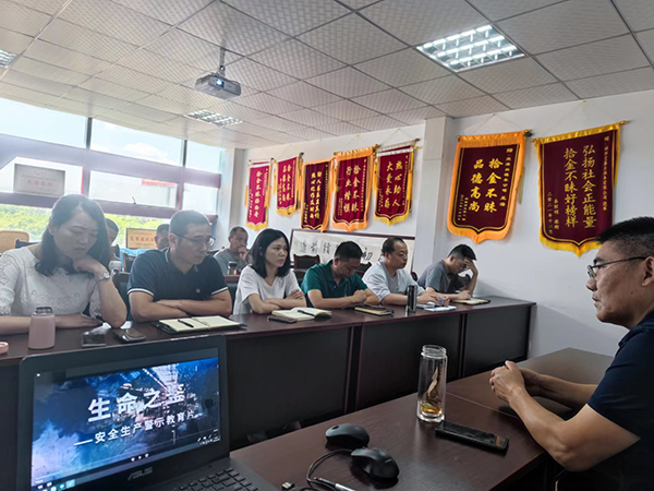 1685437750123582.png 空港出租車公司觀看學習《生命之鑒》警示教育片.png