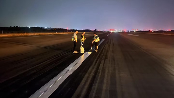 深夜，航班結(jié)束后，工作人員對跑道中心線進(jìn)行復(fù)新_副本.jpg